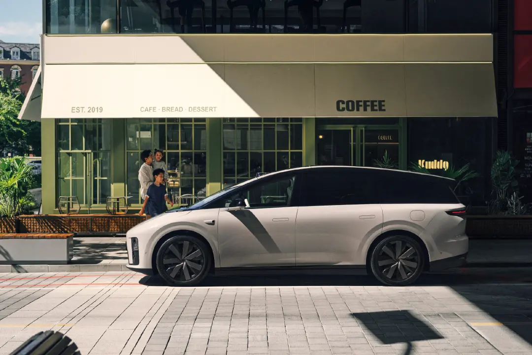 理想十周年，變陣先變?nèi)? data-lazyload=